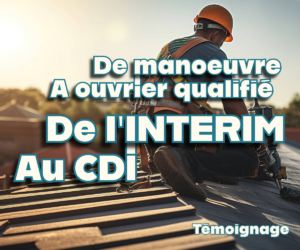 Un manœuvre en couverture en haut d'un toît qui travaille