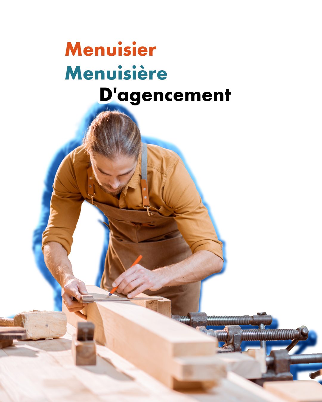 Artisan menuisier en train de tracer une pièce de bois dans un atelier, portant un tablier, entouré d’outils de menuiserie, illustrant le métier de menuisier·ère d’agencement.